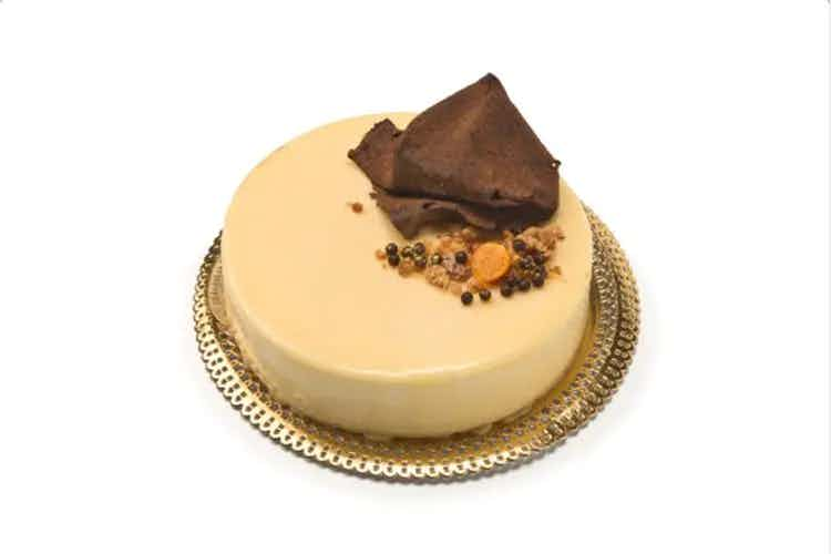 Pastel de chocolate blanco y crujiente de leche