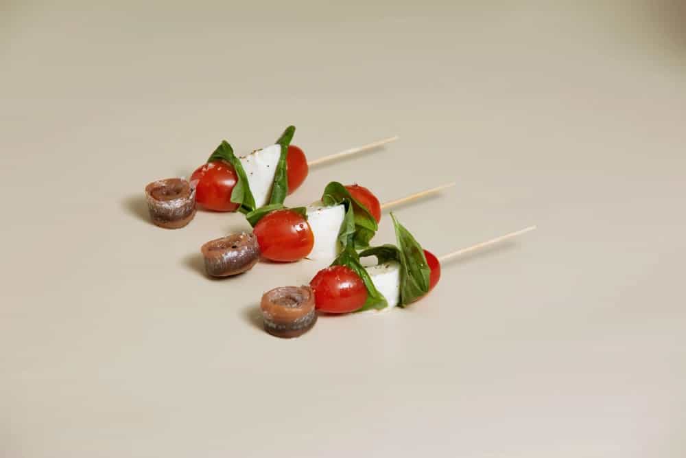 Brocheta caprese con anchoa