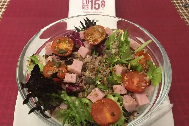 Ensalada de espinacas, queso de cabra y nueces