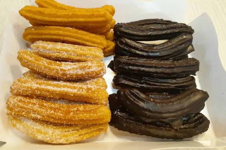 Bandeja de churros normales y chocolate