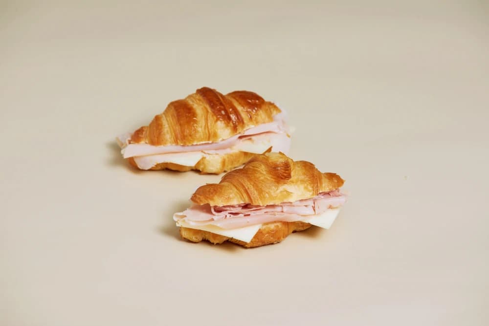 Croissant de jamón y queso