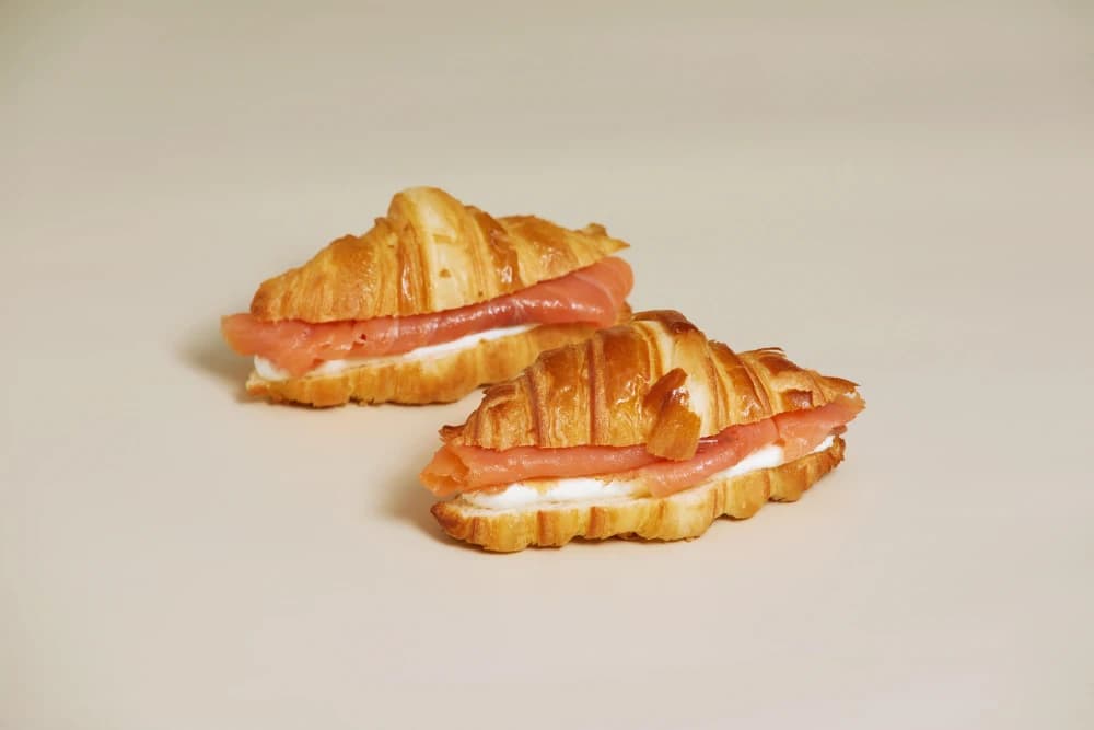 Croissant de salmón y queso